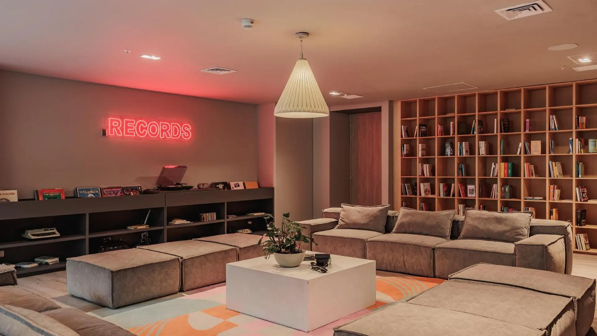 Versus Hotel 메딜린 5*,